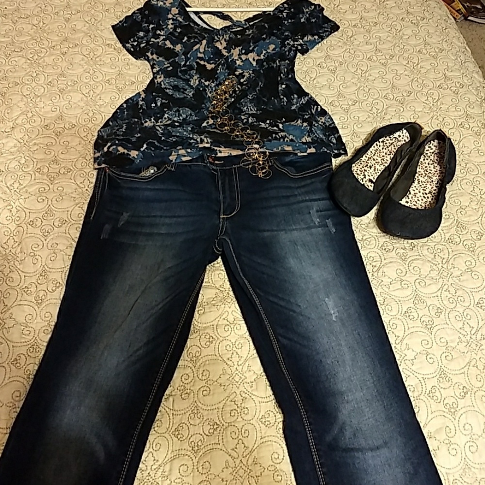 30/33 Stretchy Bootcut Jeans.
